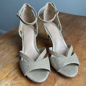 Gold sparkly open toe helped sandals women’s US 8.5 / euro 39